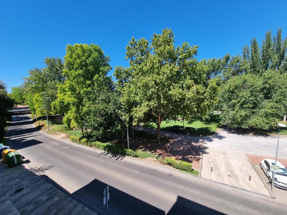 Un Rincon Con Vistas Al Parque Wifi Junto A Catedral By Apartamentos Logroño Exterior foto